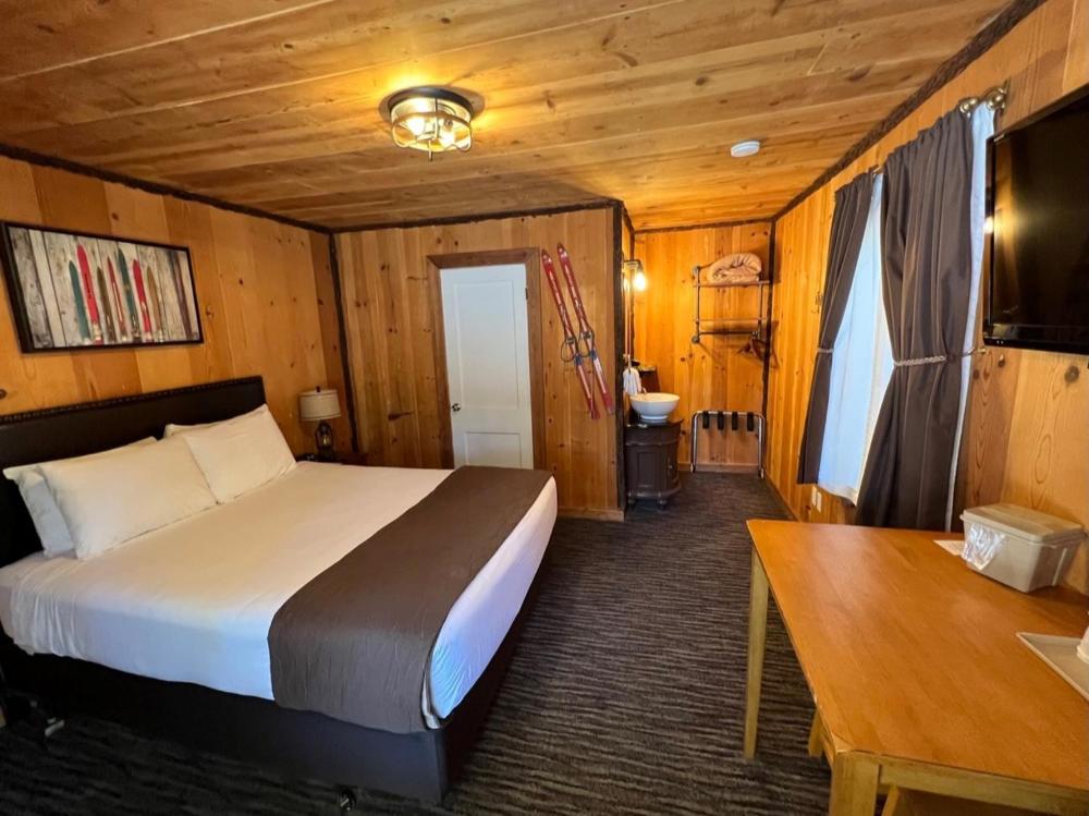 Queen Room interior